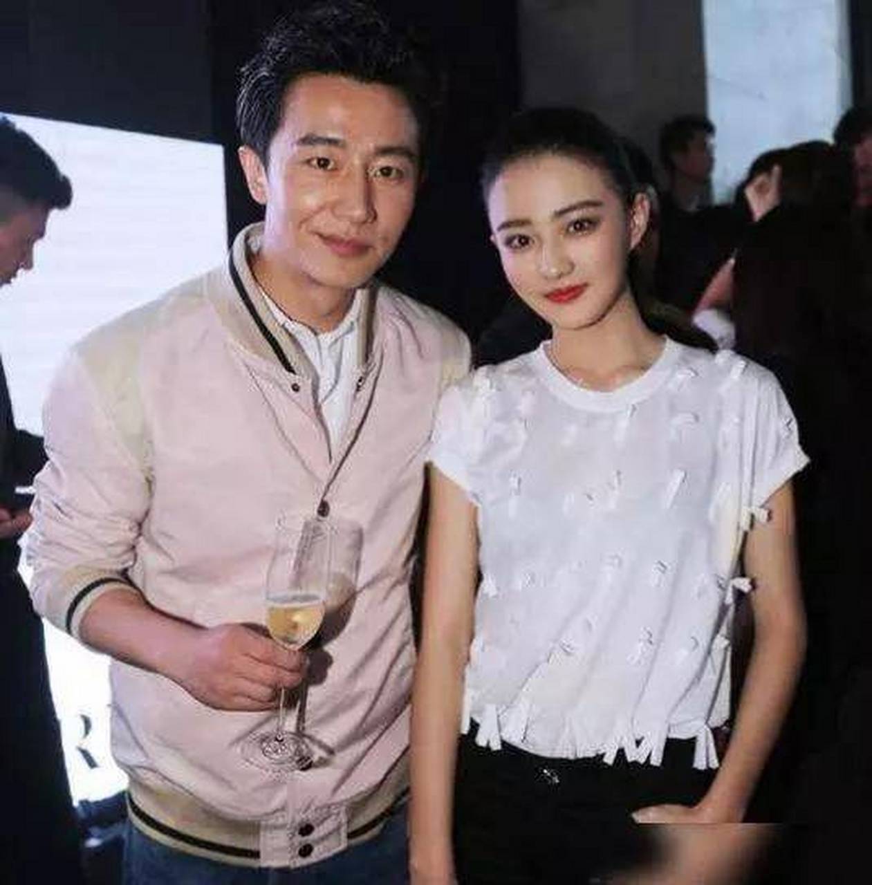 徐璐曾经7次拒绝"大叔"黄轩的告白,并且在微博上表态说只把黄轩当做