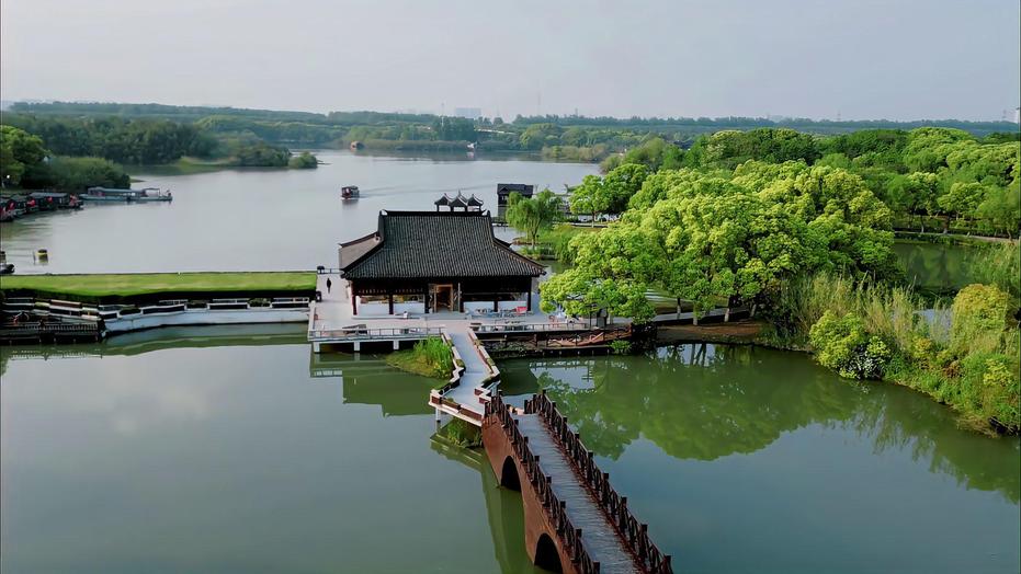 阳澄湖位于中国江苏省苏州市,是一个风景如画的淡水湖,面积约为120