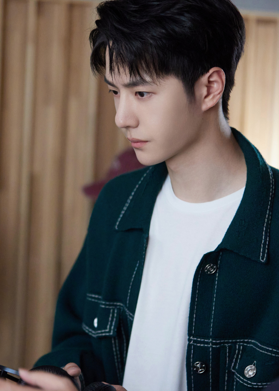 王一博录制杭州第19届亚运会火炬传递主题曲《燃》花絮照[比心]帅得很