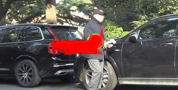 冯绍峰父亲孤身开赵丽颖座驾前往急诊科,差点追尾引人担忧?