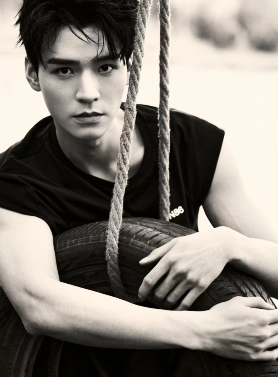 龚俊分享黑白滤镜大片,高级感溢出屏幕,有种在拍电影的既视感,天生的