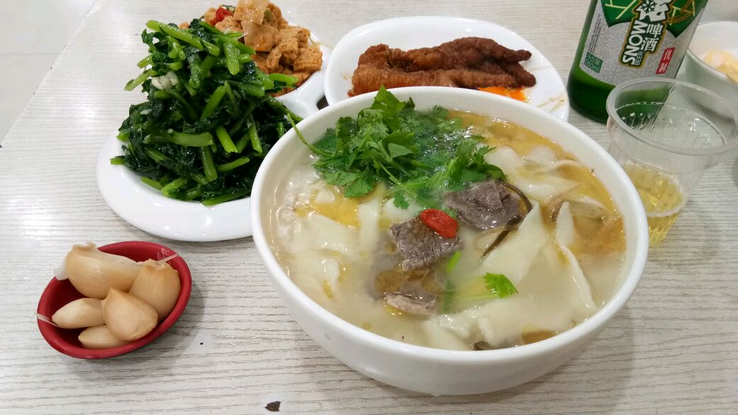 河南开封吃烩面,整点小凉菜喝啤酒,花了34元,感觉价格有点偏高
