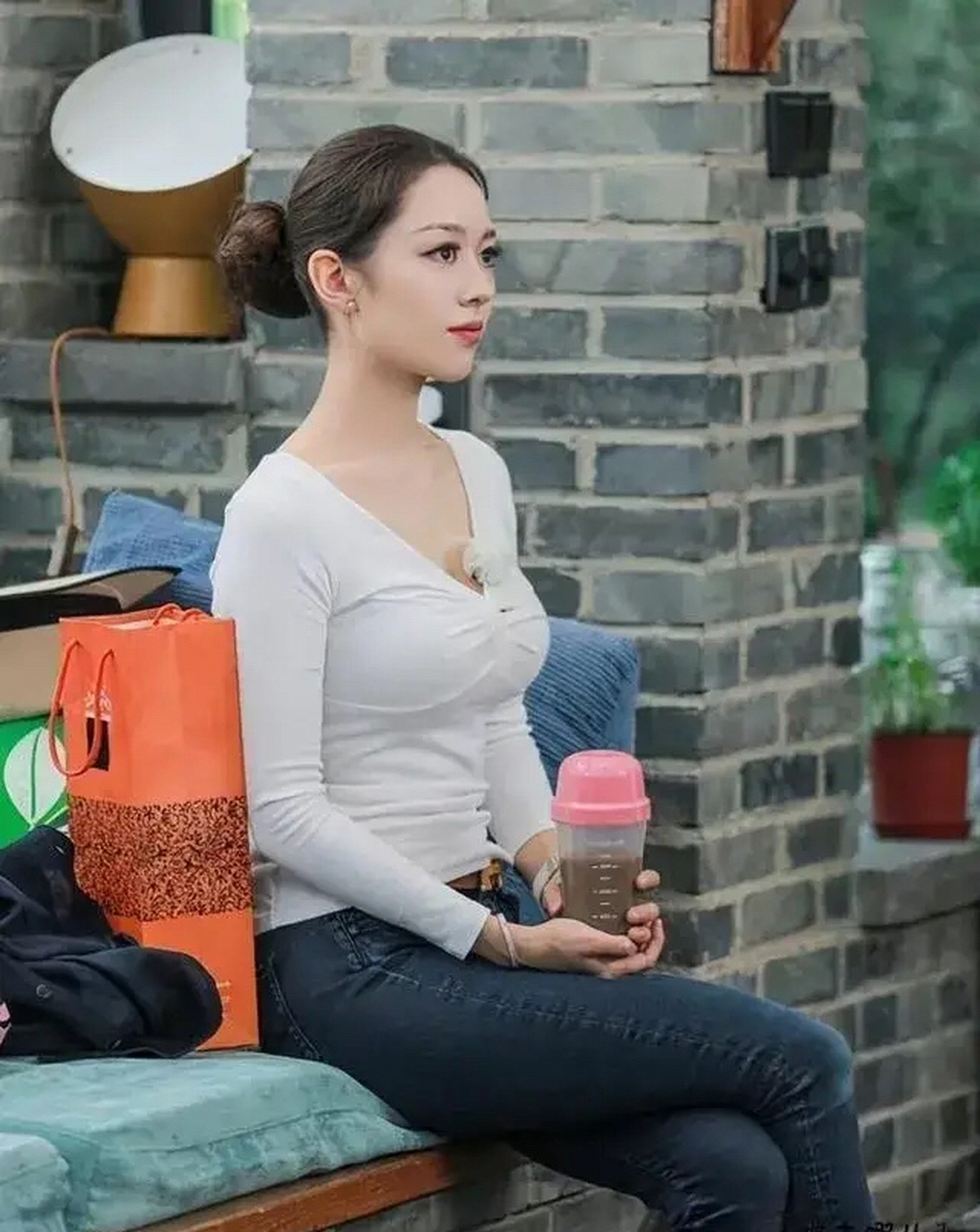 朗朗老婆吉娜爱丽丝真是老天爷赏饭吃的那一种,不仅有事业线,还腰细