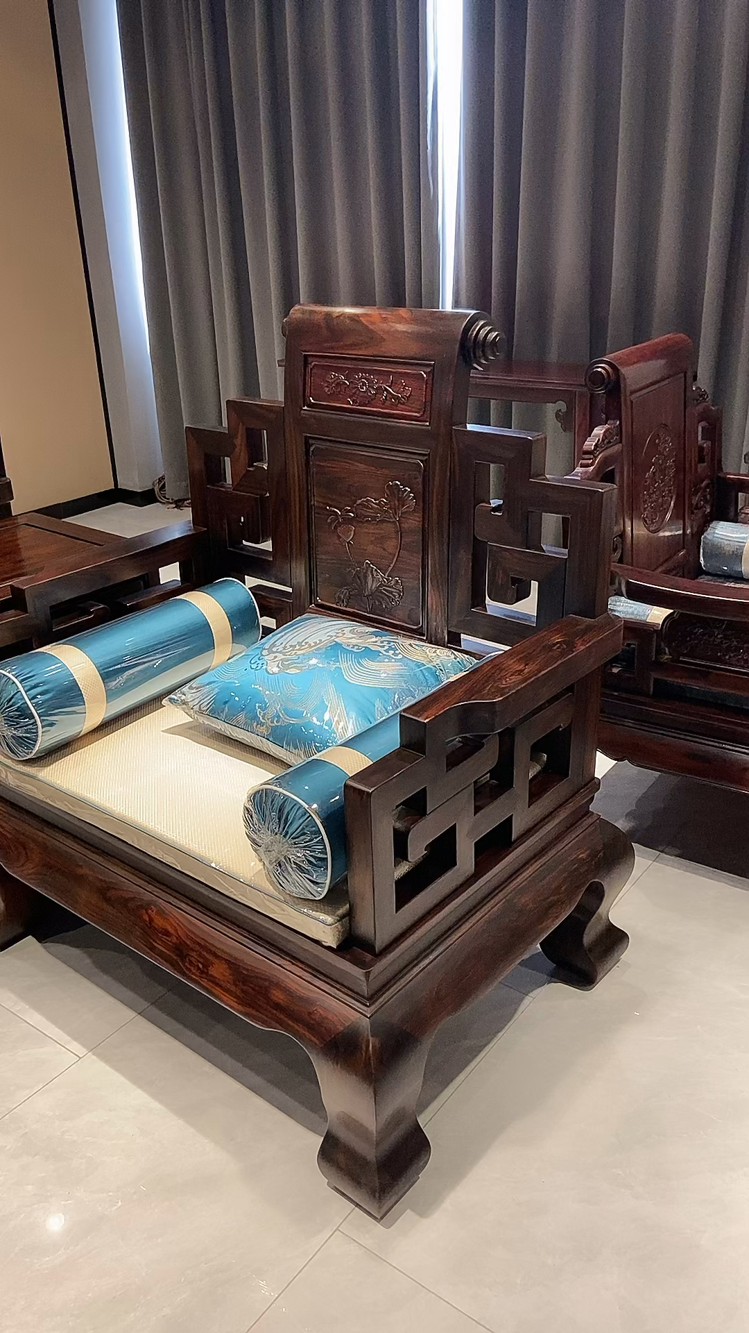 阔叶黄檀荷花大卷书沙发印尼黑酸枝材质国标红木原木擦蜡效果