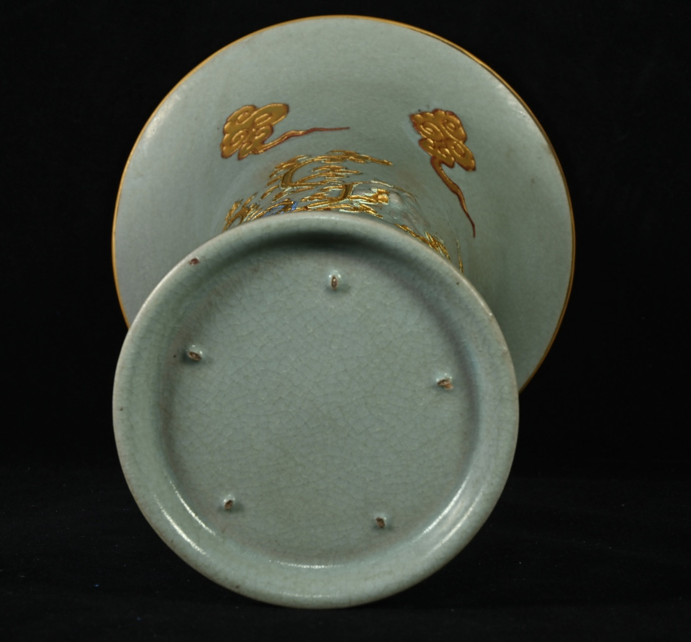 宋汝窑沥粉堆金双鱼纹花觚,高29×15厘米