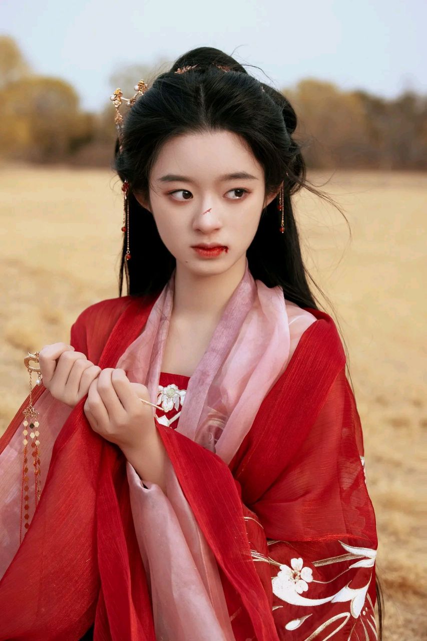 黄杨钿甜红衣古装造型#你心中的古装女神# #一眼沦陷# #惊艳瞬间