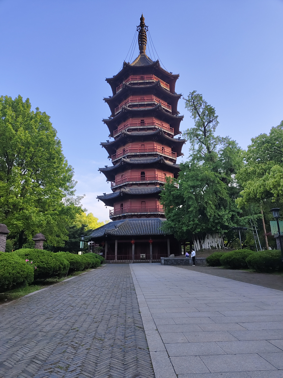 飞英塔,早点去才能登塔 飞英塔是一处始建于唐代的传统古建筑.