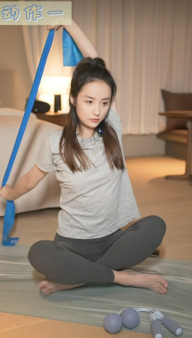 吕一分享瑜伽动作,38岁状态好到爆
