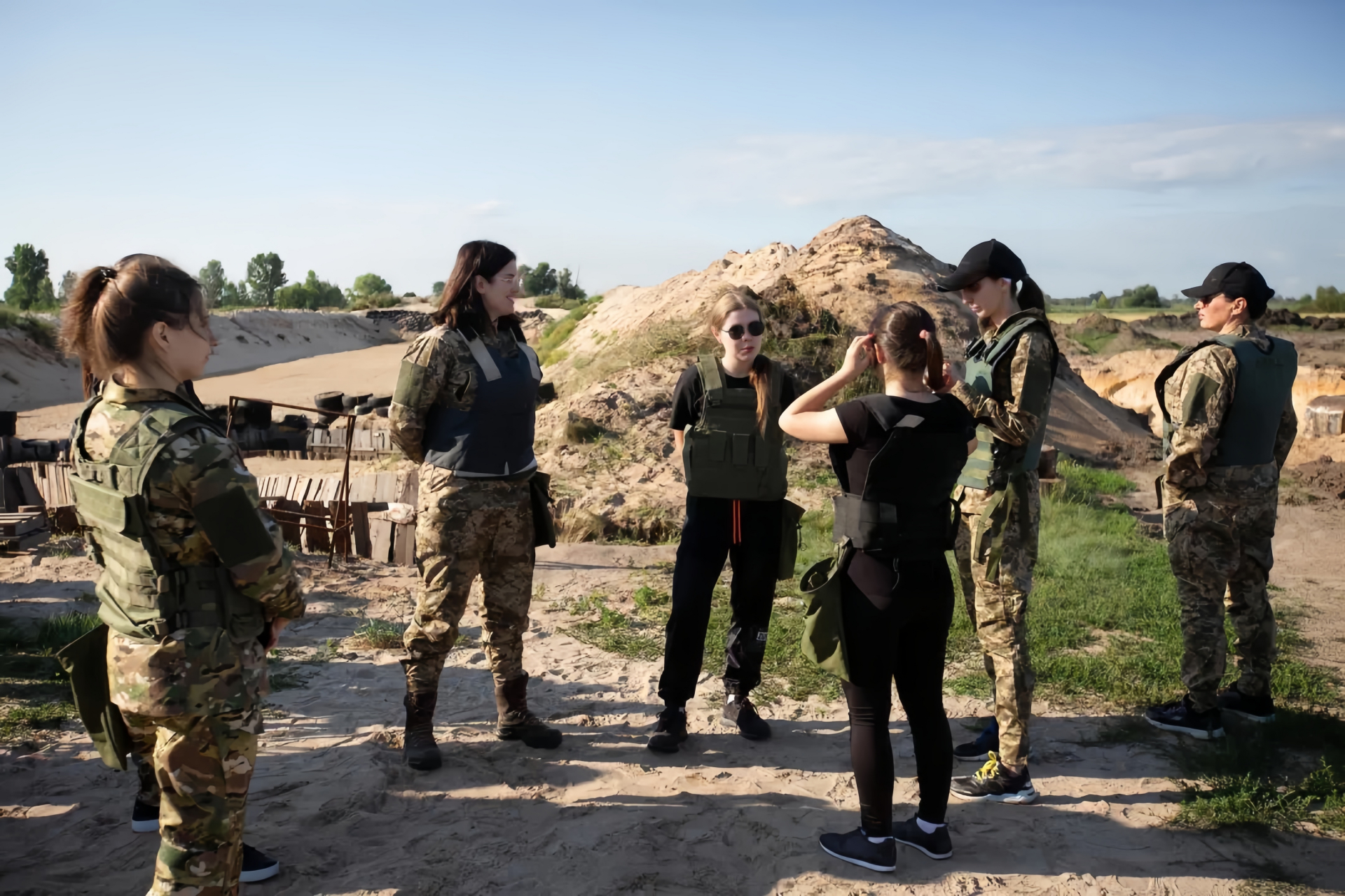 这不,在俄乌战场上,已经有数万乌克兰女兵.