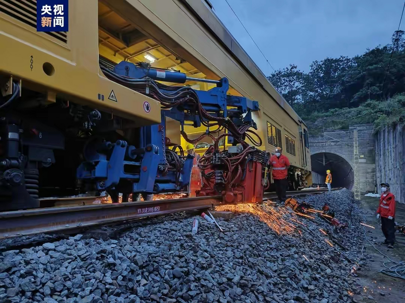 襄渝(襄阳—重庆),达成(达州—成都),成昆(成都—昆明)铁路是我国