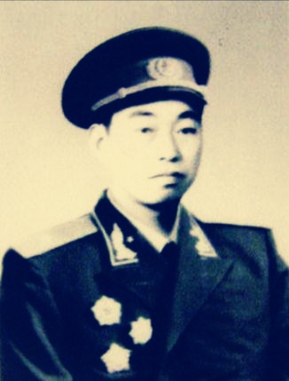 空二军军长方子翼在酒店遭遇地痞流氓骚扰,将军说:把狂徒打出去