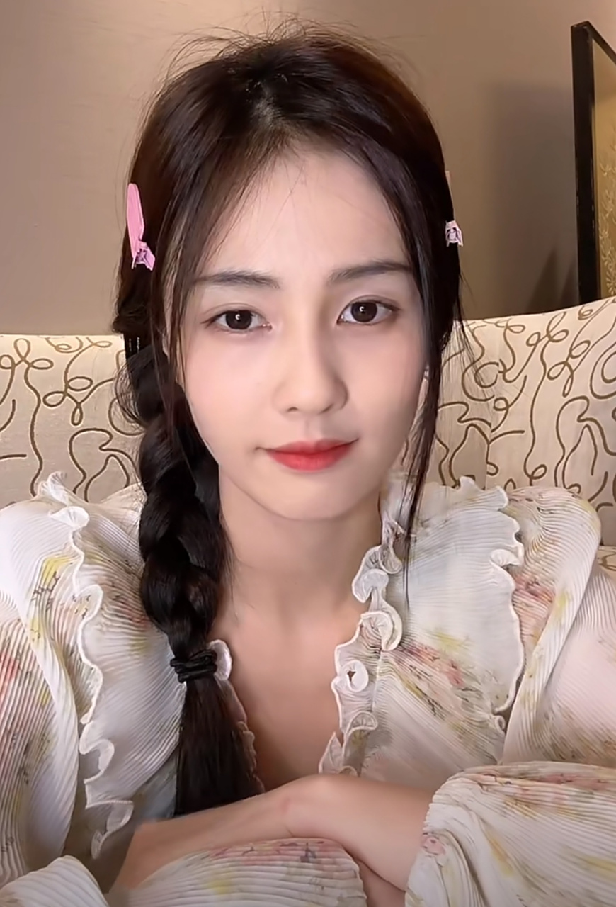 白鹿放假在家状态好像小女生,有刚出道时期的感觉了,歪梳麻花辫清新