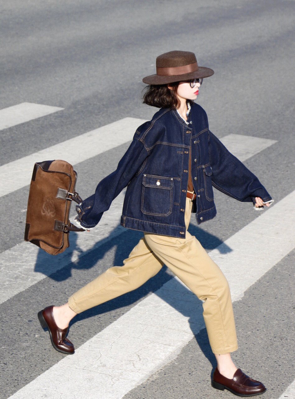 早秋就要穿牛仔外套,搭配上卡其色的休闲裤,简洁利落,干净清爽又时髦