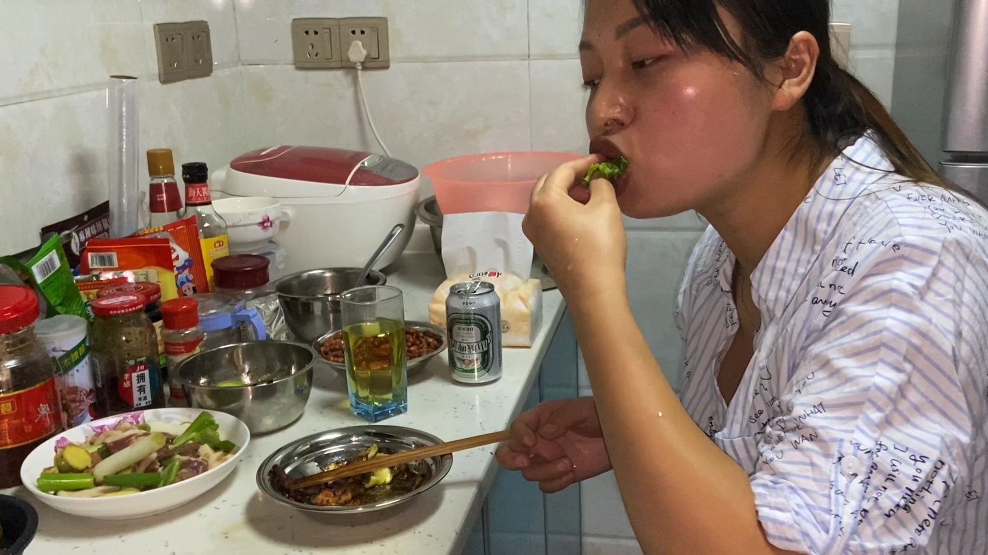 打工妹今天休息,在家自制烤肉来犒劳自己。五花肉吃的真过瘾