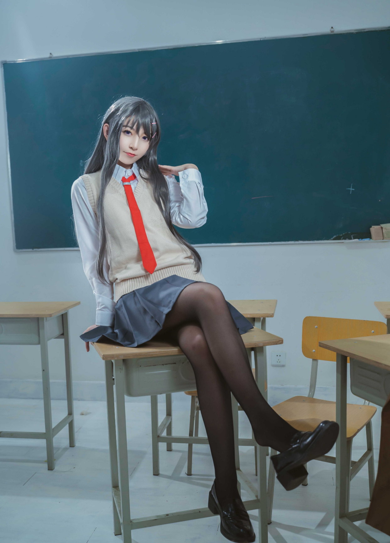 jk短裙配"黑丝"的麻衣学姐,坐姿太撩人,都没办法好好上课了