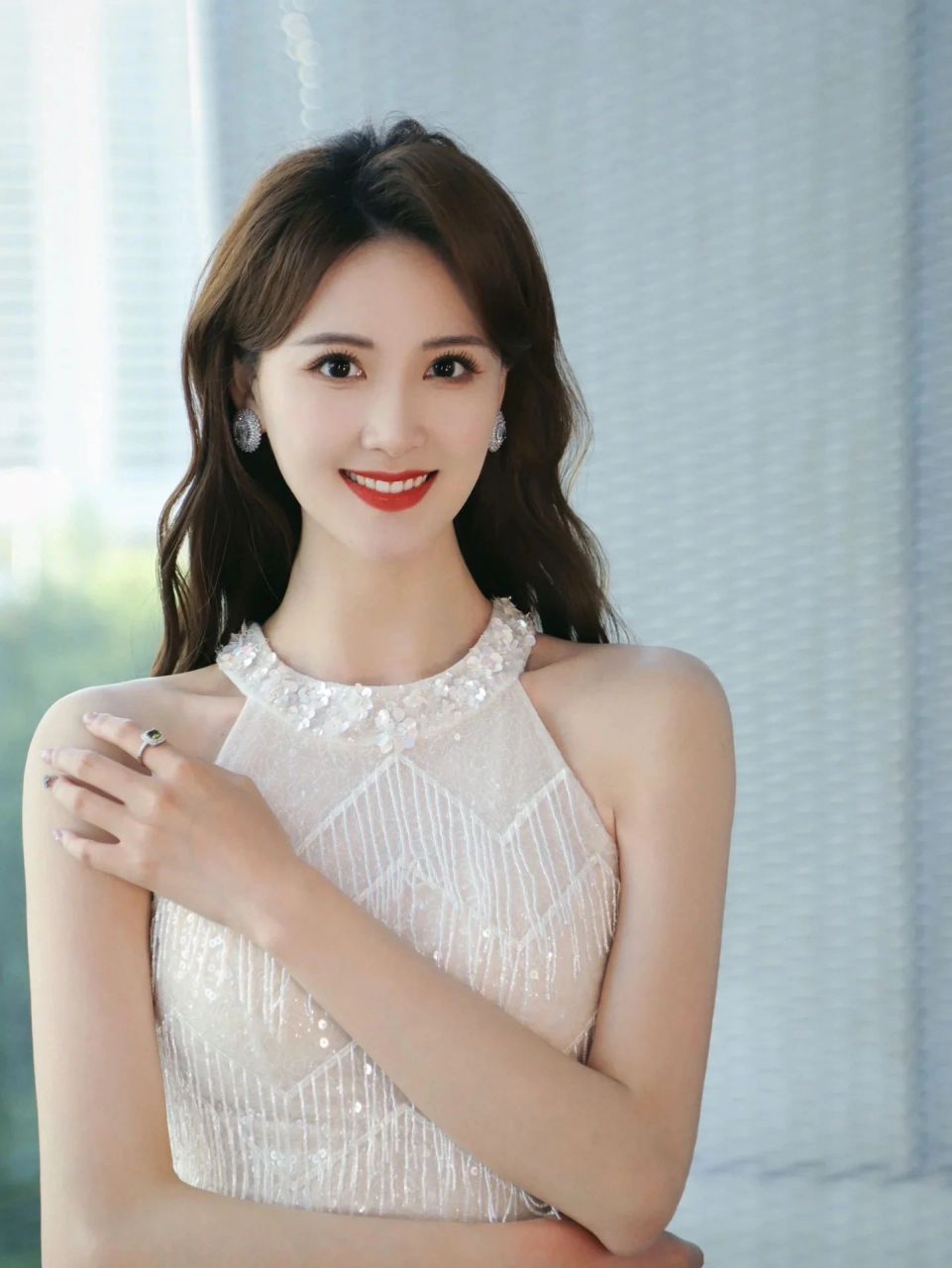 央视主持人李丹儿穿上这礼服太显气质啦|||品牌设计师和李丹儿老师私