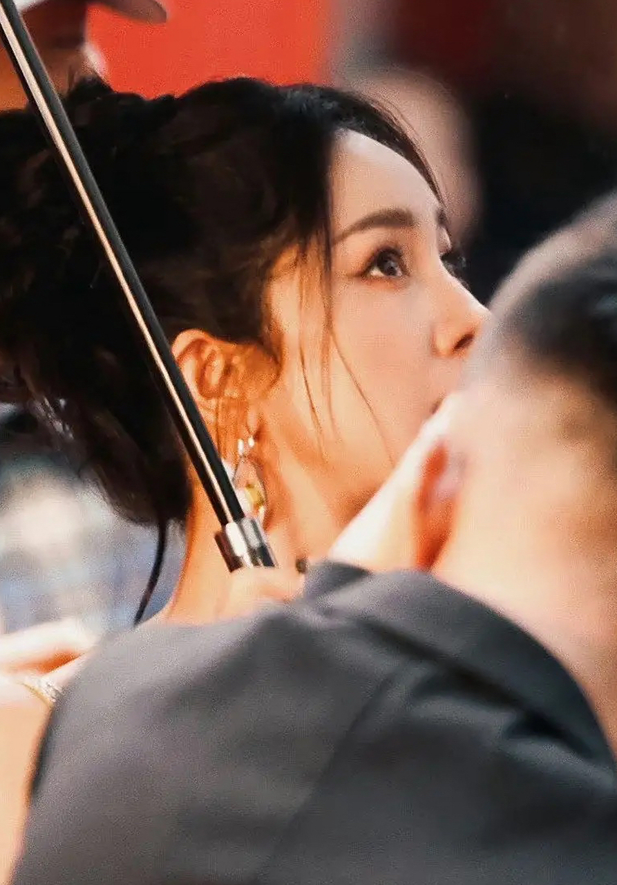 在综艺节目《遇见天坛》中,杨幂和李治廷再现了天坛建造时的故事.