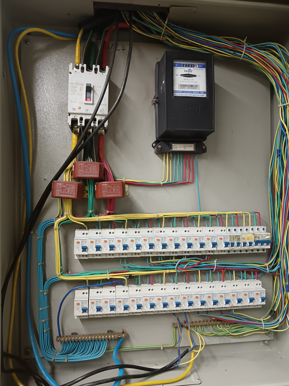 请问专业师傅这样的电箱线线合格吗?都是这样装的吗?