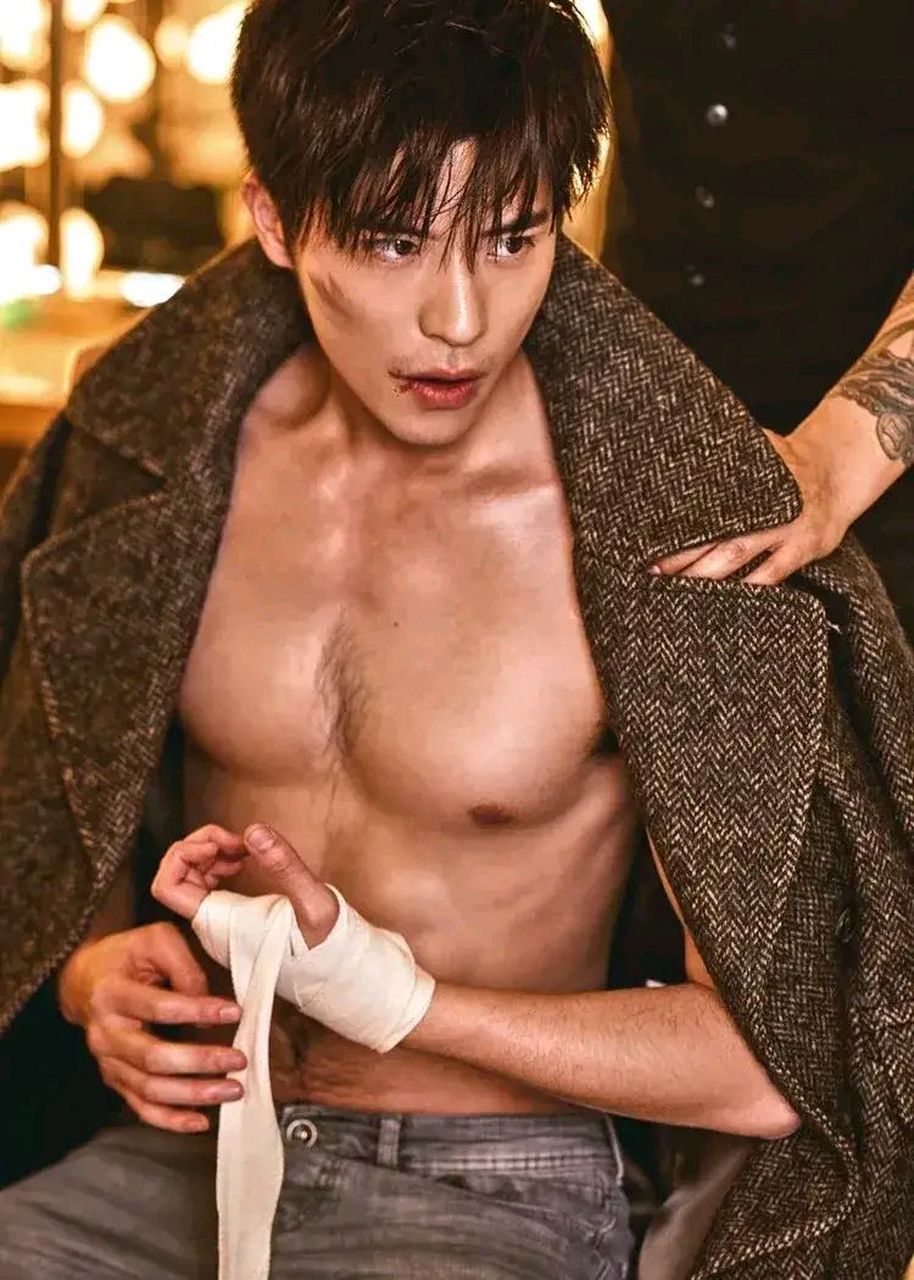 徐开骋果然很帅,竟比王一博高出半个头, 又高又帅的肌肉男,不知道是