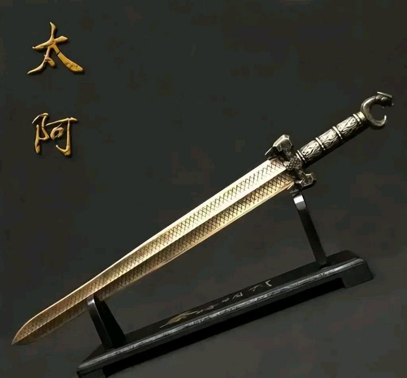 吴家剑冢历来剑仙辈出,但邓太阿本是被随意丢入剑山的弃儿.