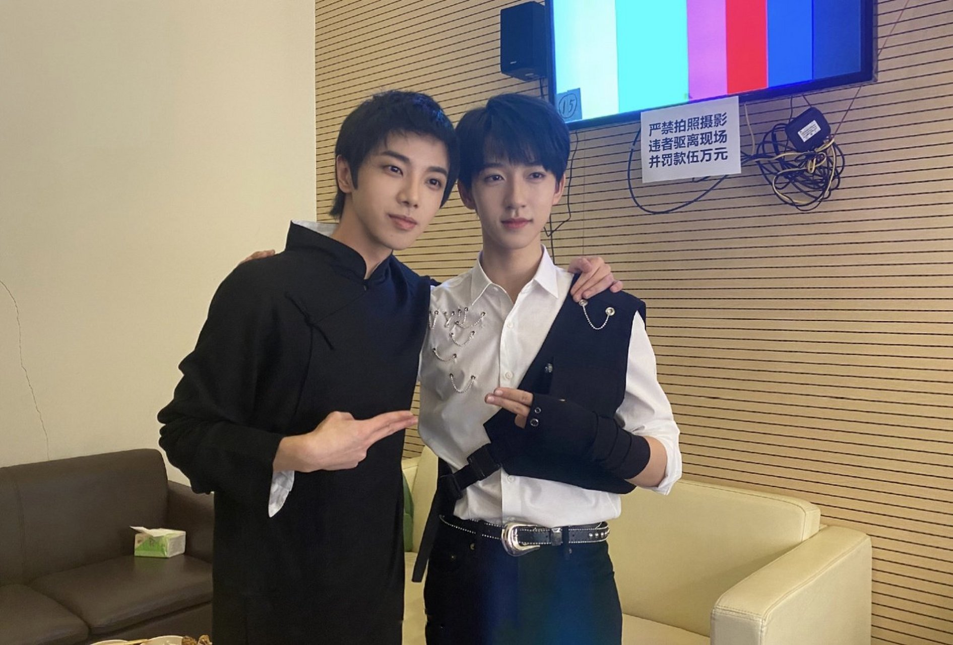 华晨宇与贺峻霖难得一见的合照,看上去就像两个小朋友,好年轻呀!