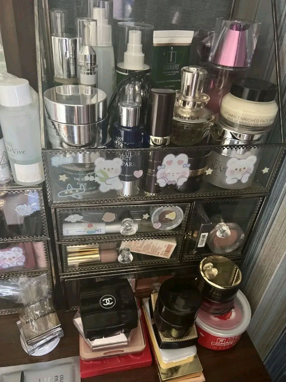 羡慕朋友家里的化妆台,但是面对这么多化妆品我是一点兴趣都没有.