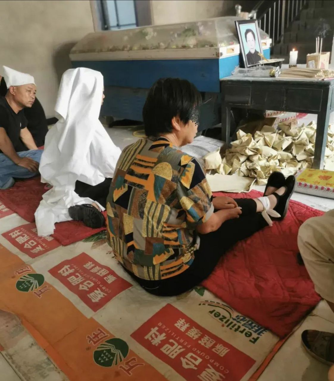 今天老公大哥得肝癌去世了,我们全家都去帮忙守灵,做一切力所能及的