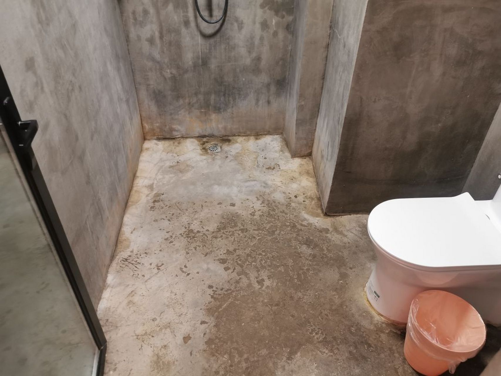 酒店客服姐姐也太会说话了,叙利亚战损风厕所,了解一下!