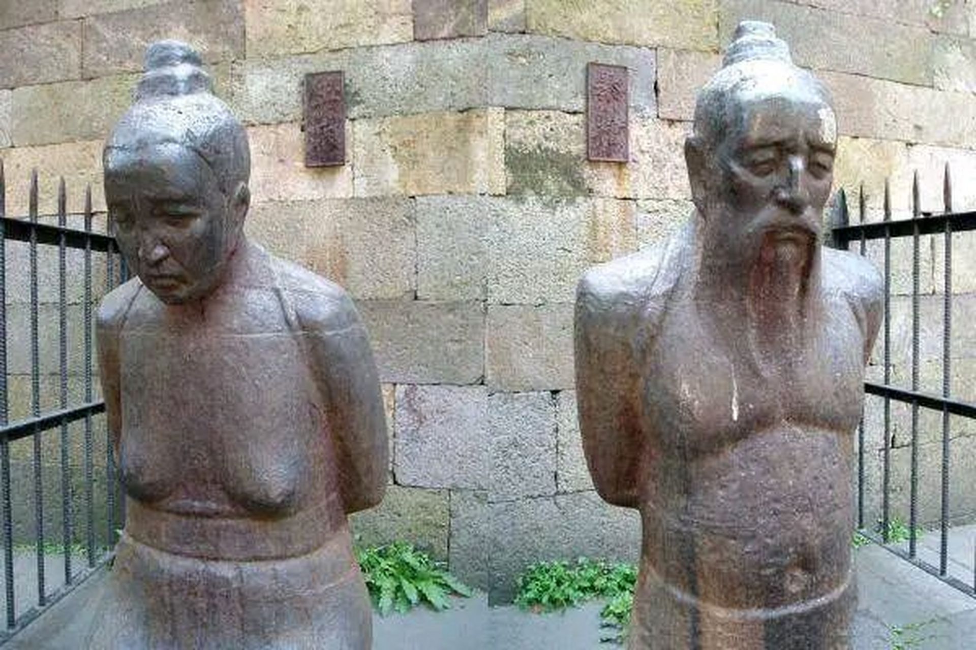 1753年,秦桧的后人秦大士考中状元,乾隆得知他的身世后当着百官的面问