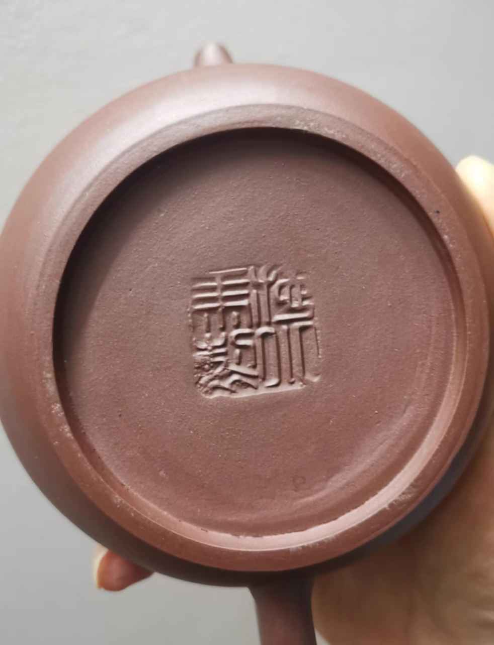 家里珍藏宜兴早期 一厂的经典名家刻施小马老壶 容量约350cc, 早期一