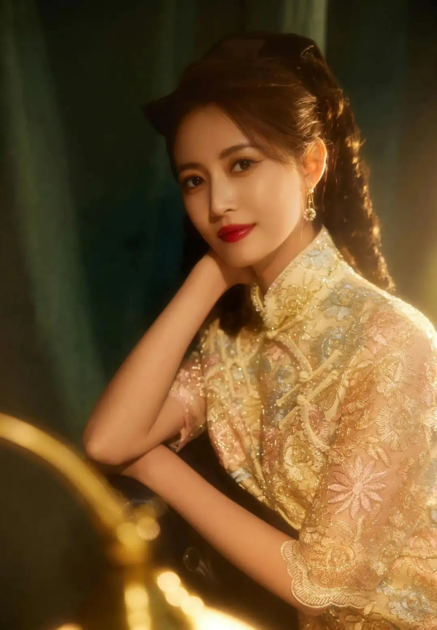 八卦娱乐明星# #旗袍美女# #陈钰琪# 陈钰琪港风旗袍造型