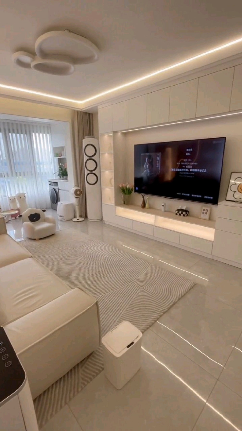 如果层高低又不想吊顶可以做个双眼皮石膏线然后再走一圈线型灯带又