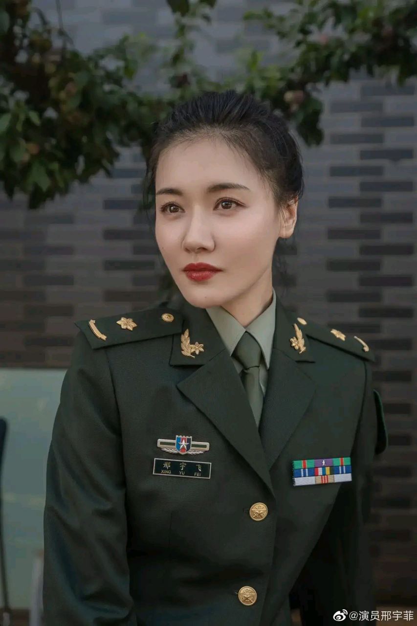 40岁的邢宇菲没想到穿上军装以后这么英姿飒爽,这身材,这颜值,没想到