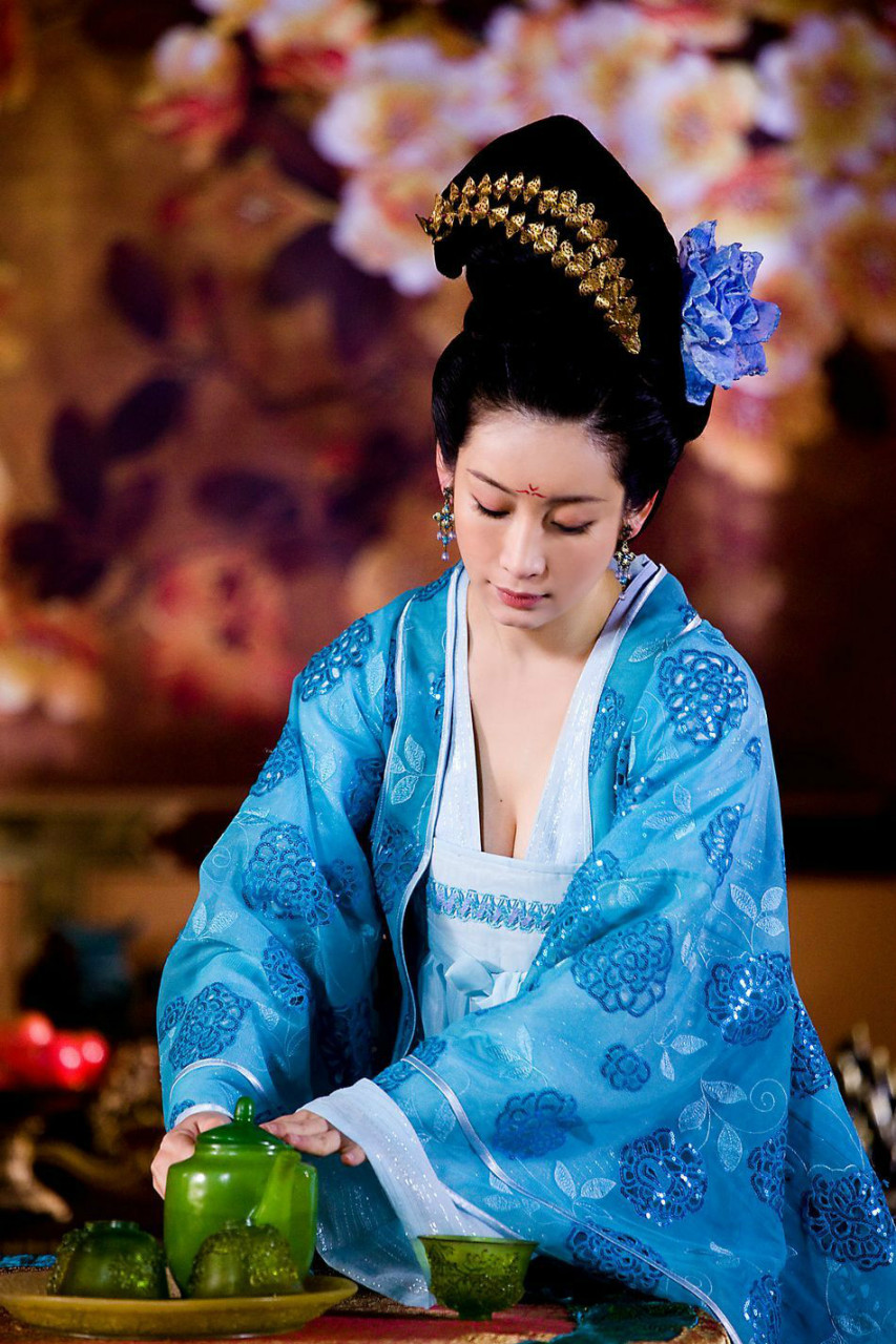 长孙皇后去世的早,在李治早年生活中,有一位薛夫人是很重要的存在.