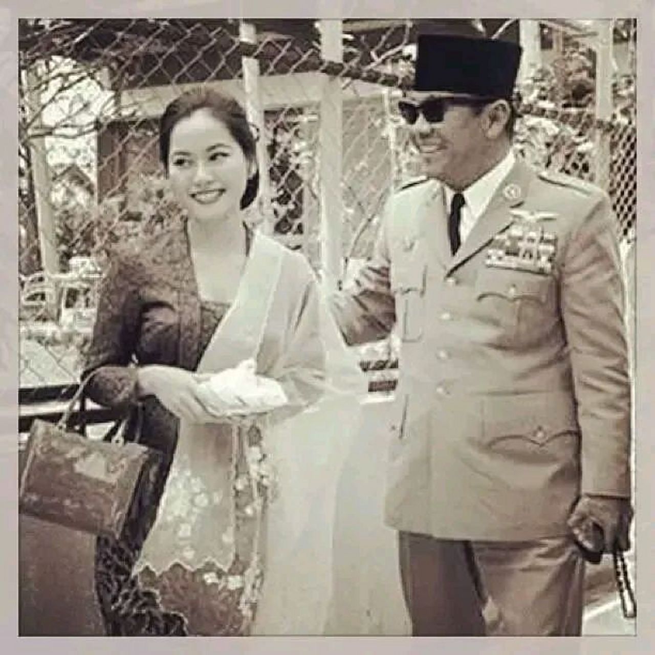 印尼前总统苏加诺的第四任妻子黛薇夫人的照片,这个女人称得上是天姿