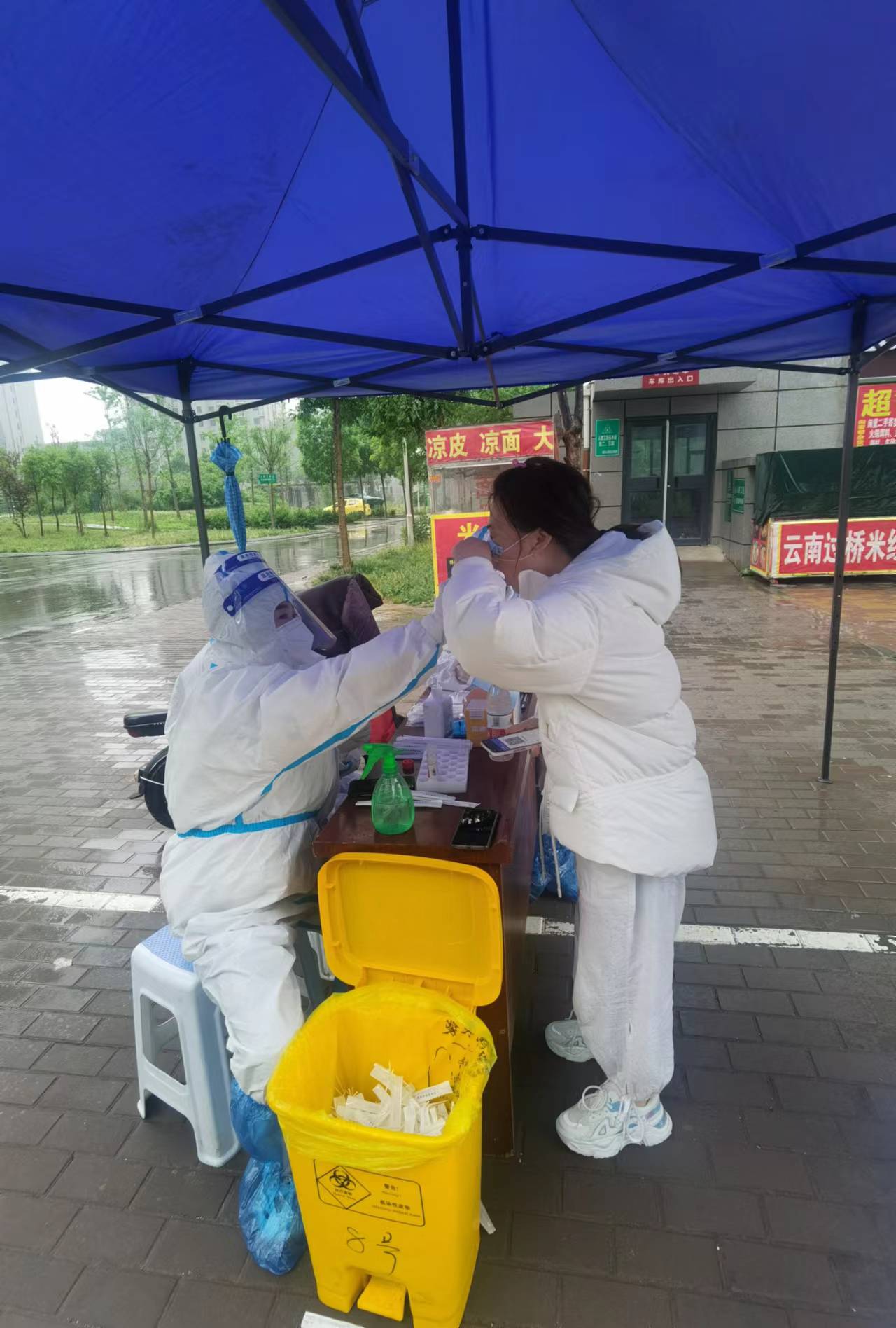 邯郸市丛台区军师府邸小区冒雨做核酸检测,致敬这些最可爱的人!