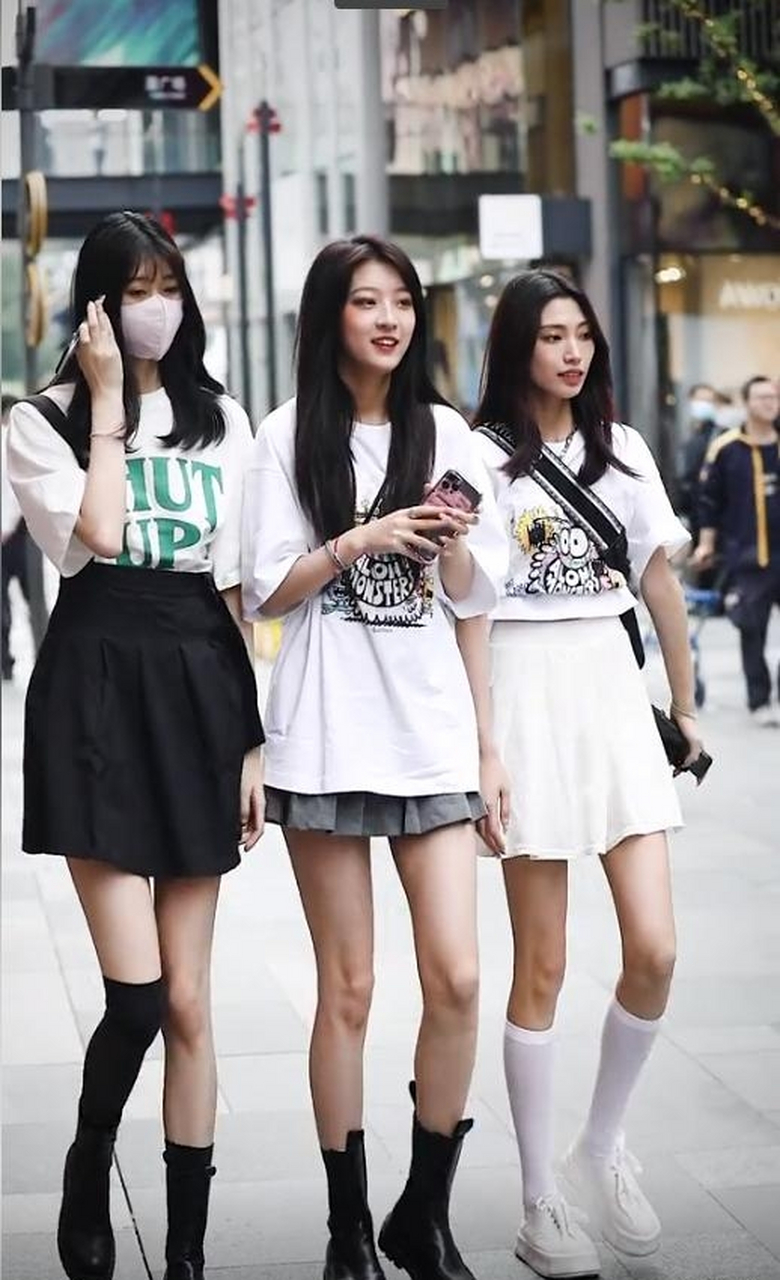 清纯可爱的三姐妹,你能看出哪个妹子的穿搭最受欢迎吗#时尚街拍美女