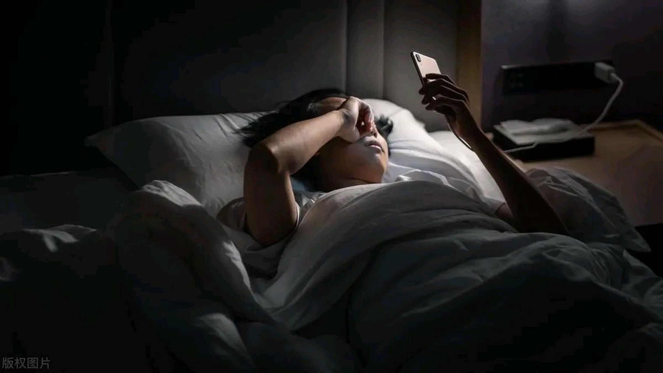 1. 晚上睡不着,白天总犯困;  2. 手脚冰凉,半天捂不热;  3.