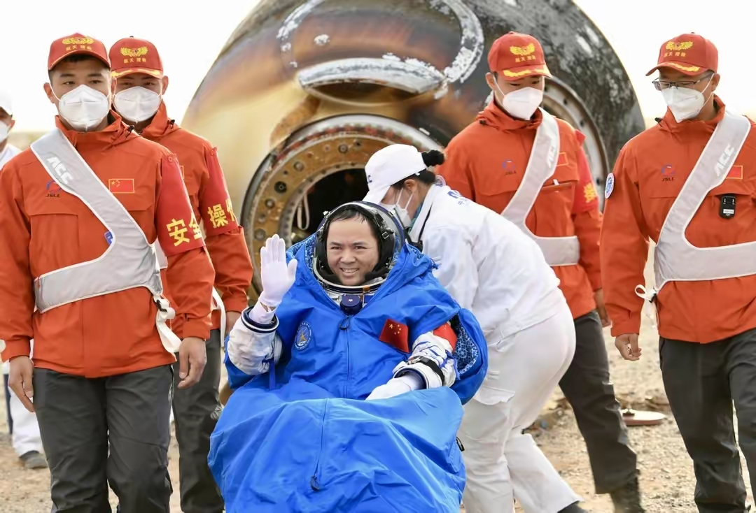 神舟十五号航天员顺利出舱,安全着陆