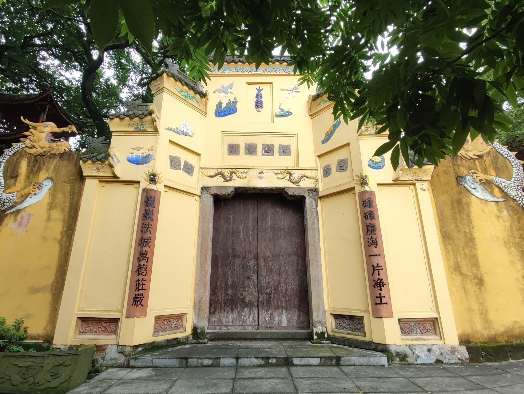 重庆南山涂山古刹,又叫涂山寺,从围墙外面向里面望,类似大雄宝殿的