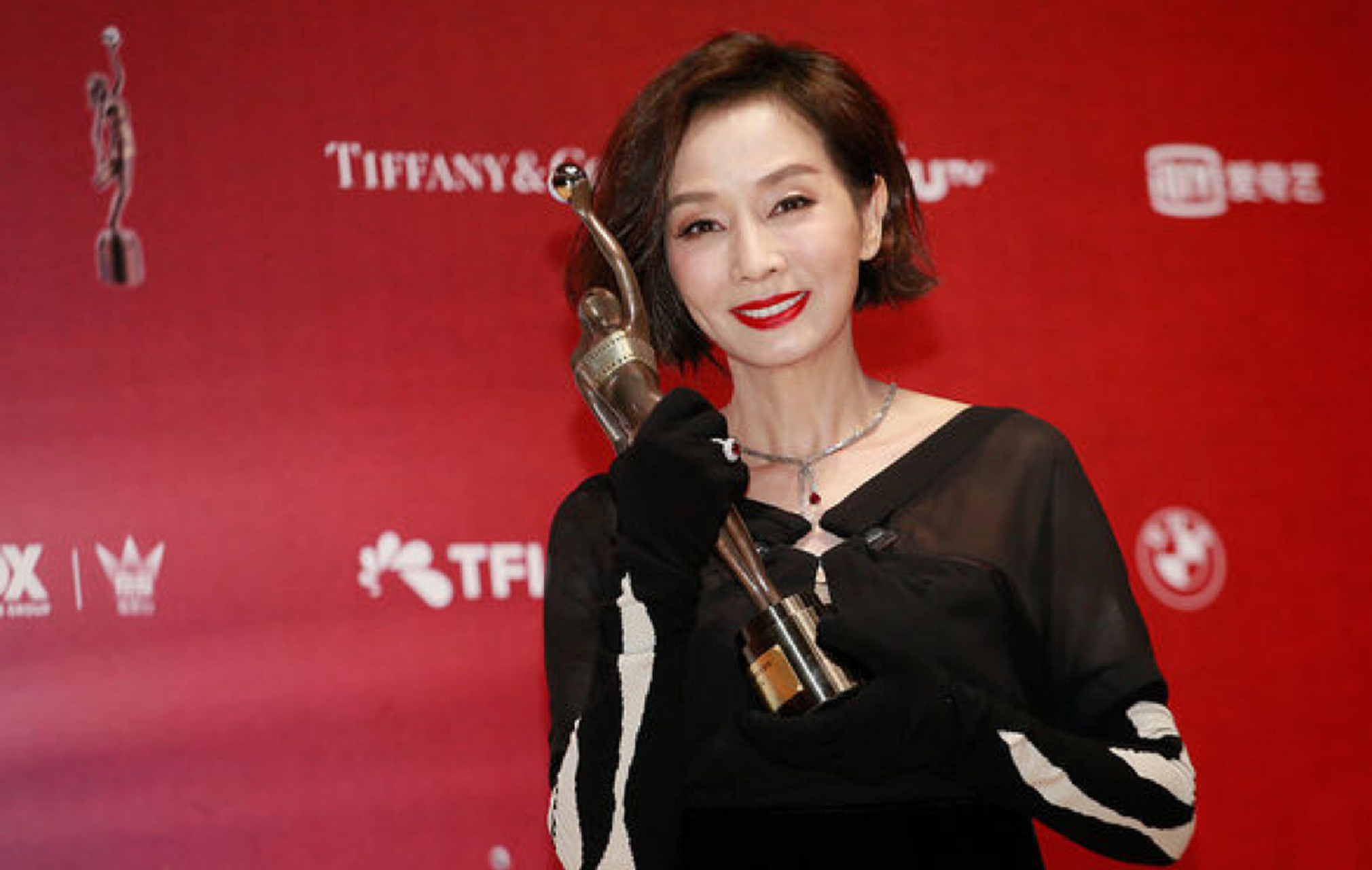 张国荣太有眼光了,毛舜筠63岁反而美出新高度,黑裙配红唇优雅明艳好