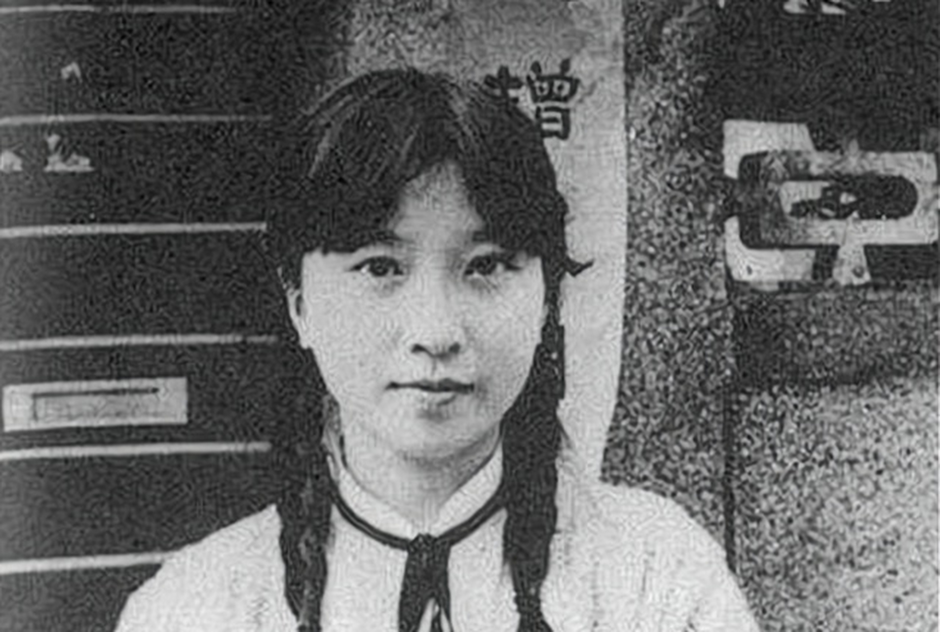 1942年,上海滩42岁的女流氓佘爱珍,扯着36岁的胡兰成的衣角,哭得酥胸