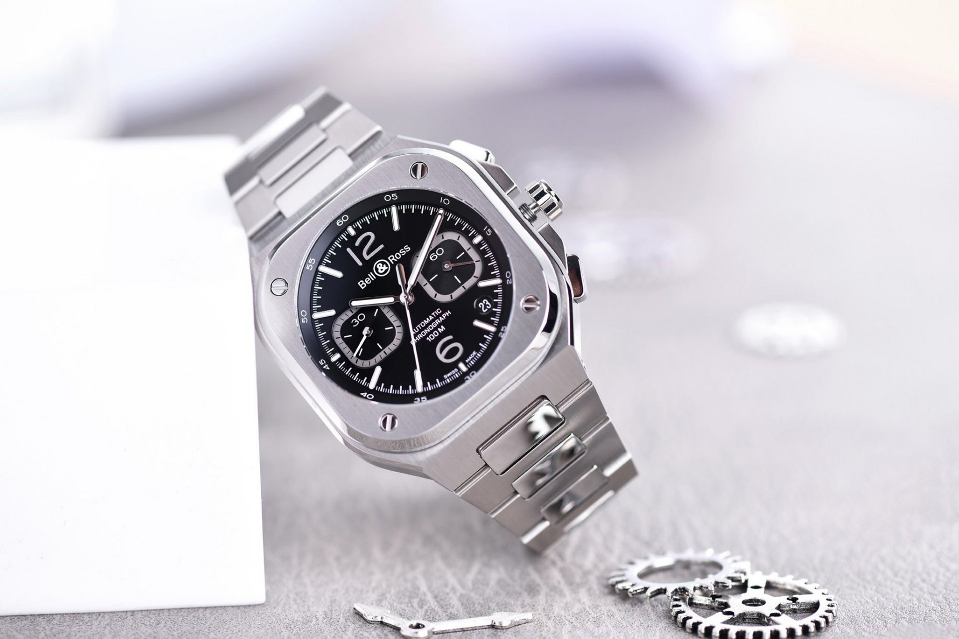 名表知识库# 知名演员 #段奕宏# 在拍摄《旅游天地》杂志图时手上