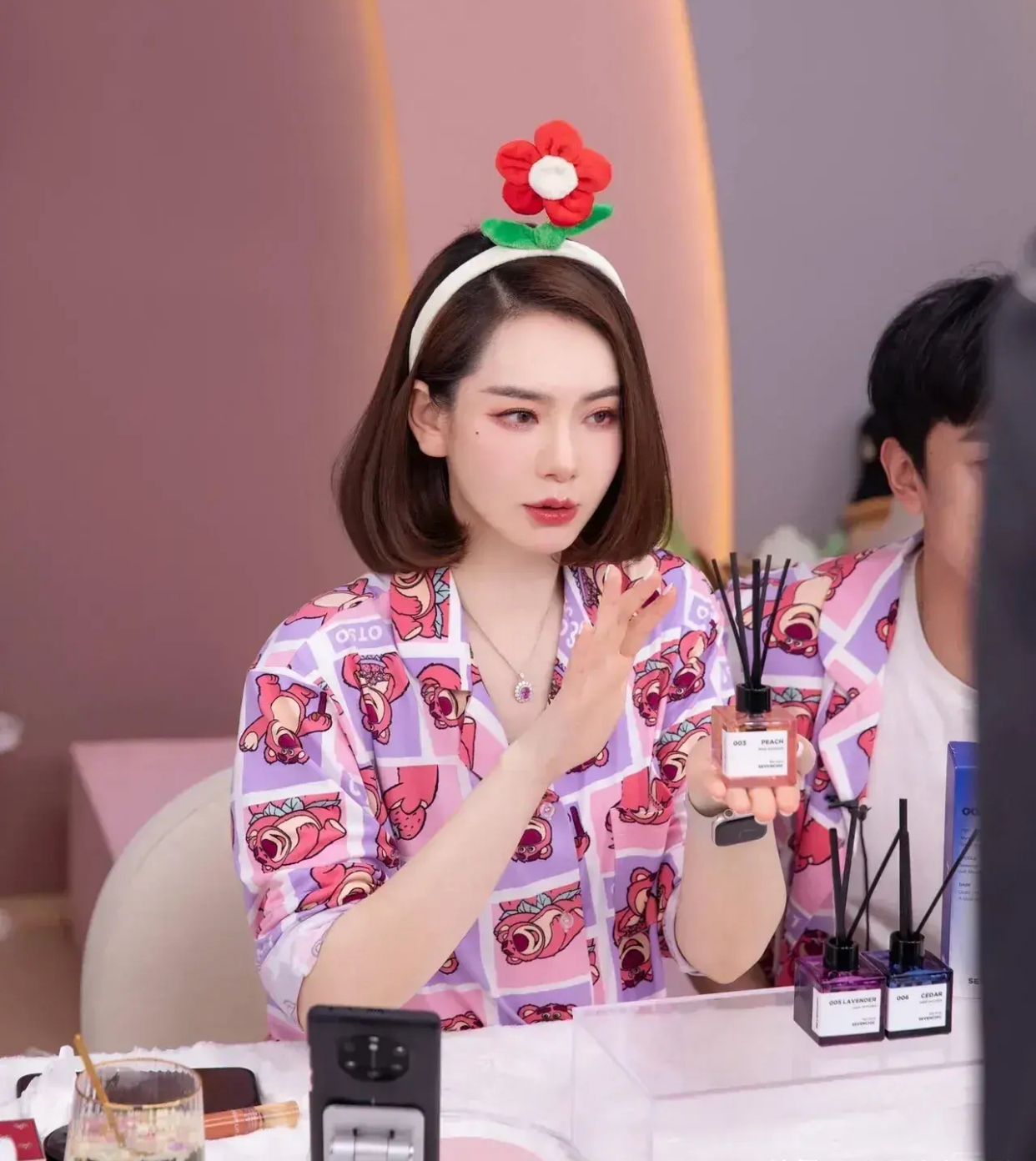 万万没有想到,戚薇居然也开始玩起直播带货了