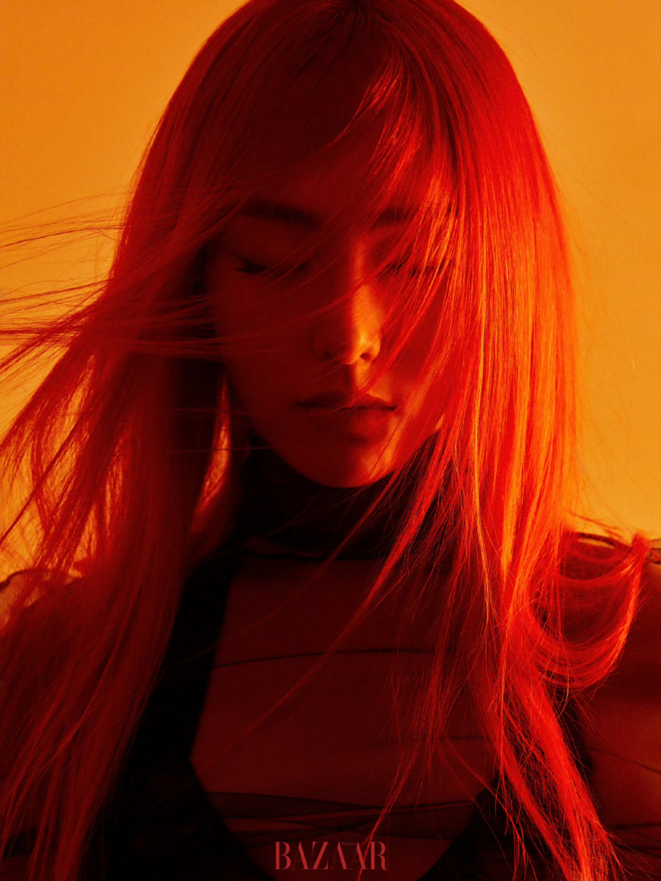 唐嫣时尚芭莎大片 摄影师用光影和糖糖的眼神表情相结合,呈现出炙热和