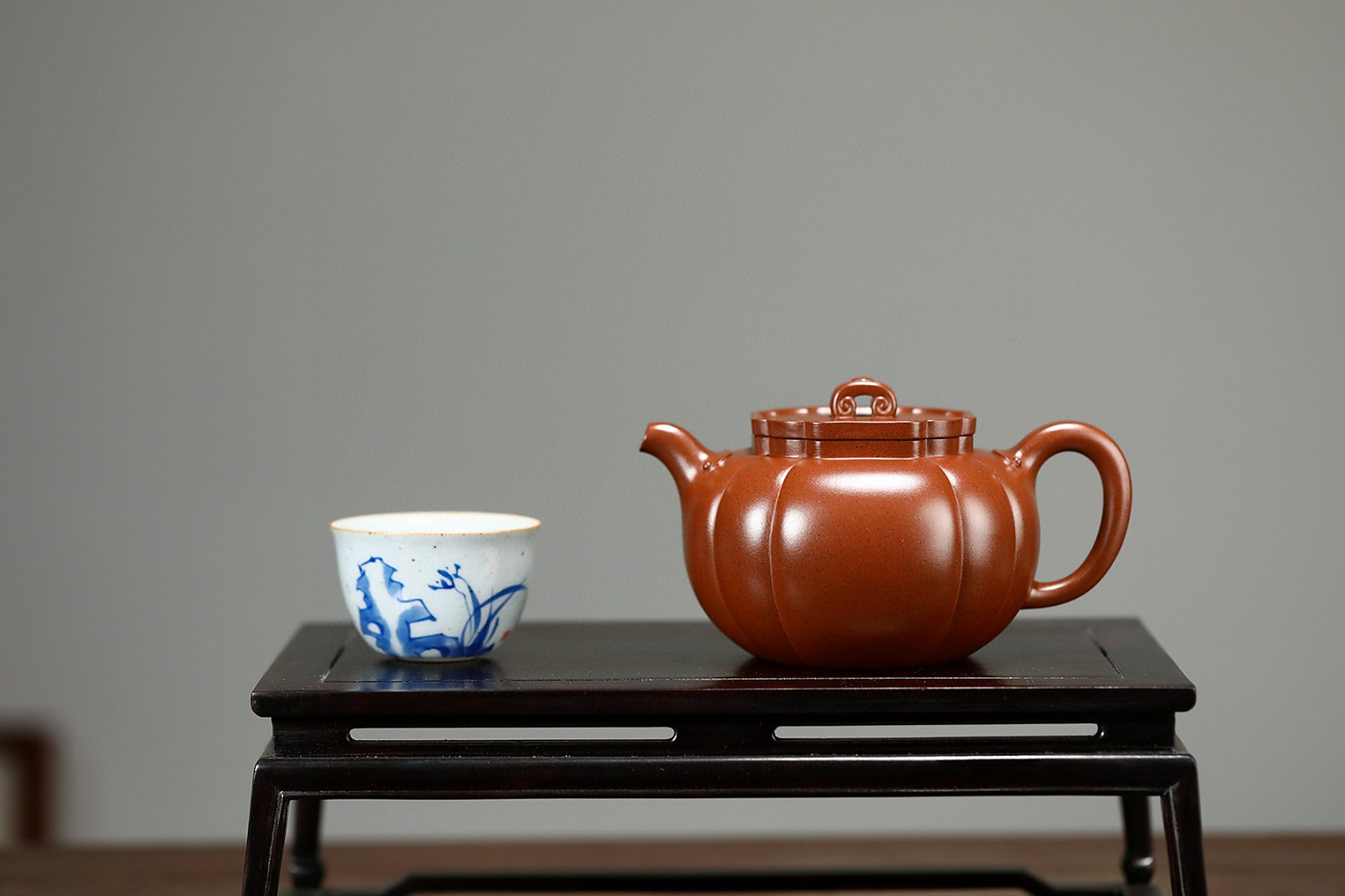 太极如意|优质紫泥|350cc|全手  筋纹贯穿壶身,线条清晰挺括,嘴把搭配