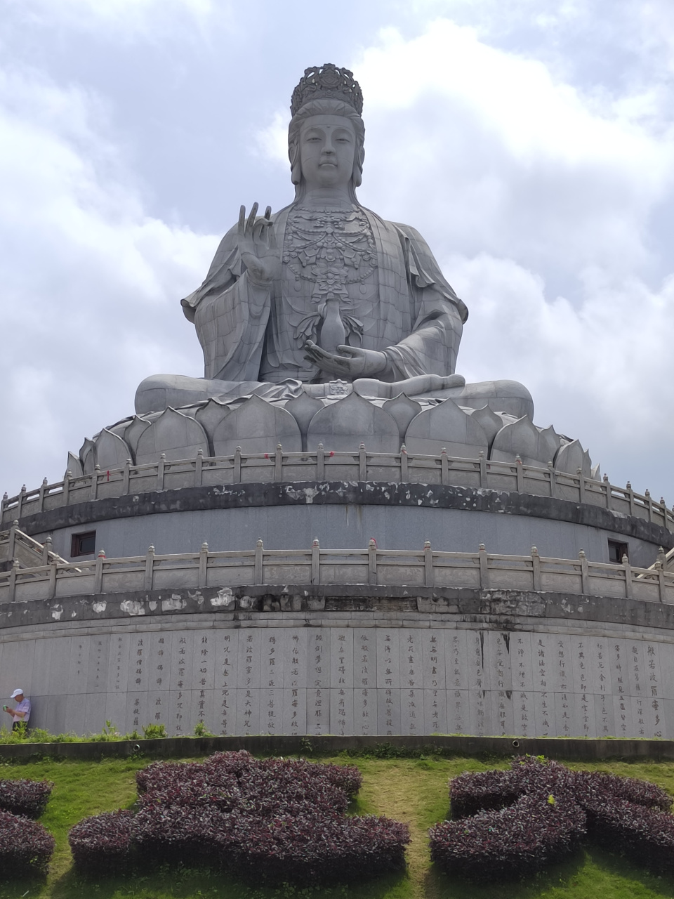 去观音山游玩的时候,在万佛殿许愿,保佑家人身体健康,起来时站不稳