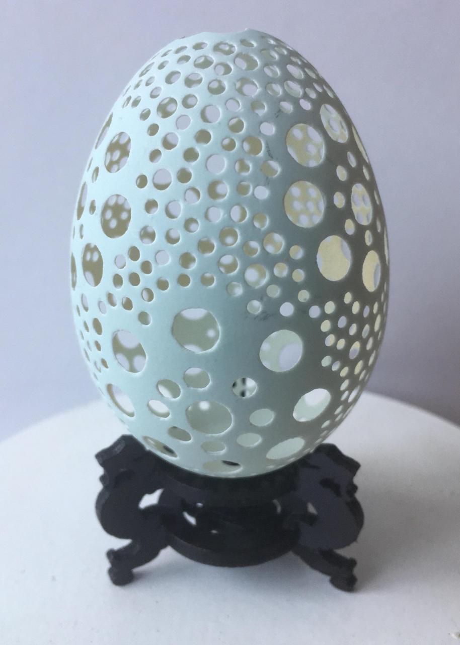 鸵鸟蛋蛋壳,可以制作成工艺品,一般都是雕刻上去的,制作的时候应当