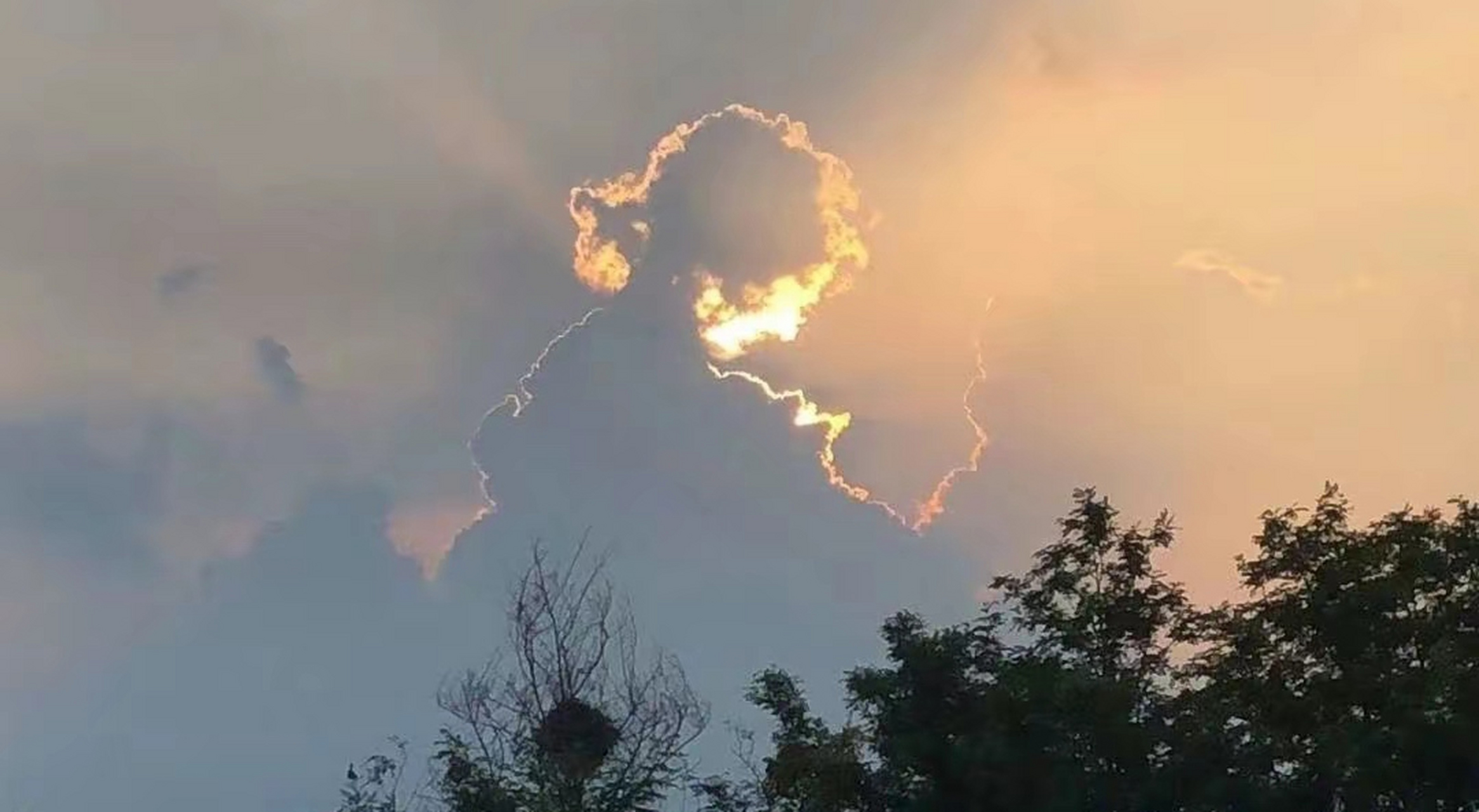 快樂的源泉有很多 比如 今天的雲朵很好看 雨後的晚霞很燦爛