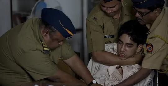 《贫民富翁》贾马尔的故事,从拍摄背景到电影主题,传达了什么?